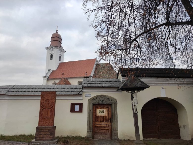 A gyergyószentmiklósi örmény katolikus templomot védő falban vannak elhelyezve a keresztúti stációkról készült fotók •  Fotó: Barabás Orsolya