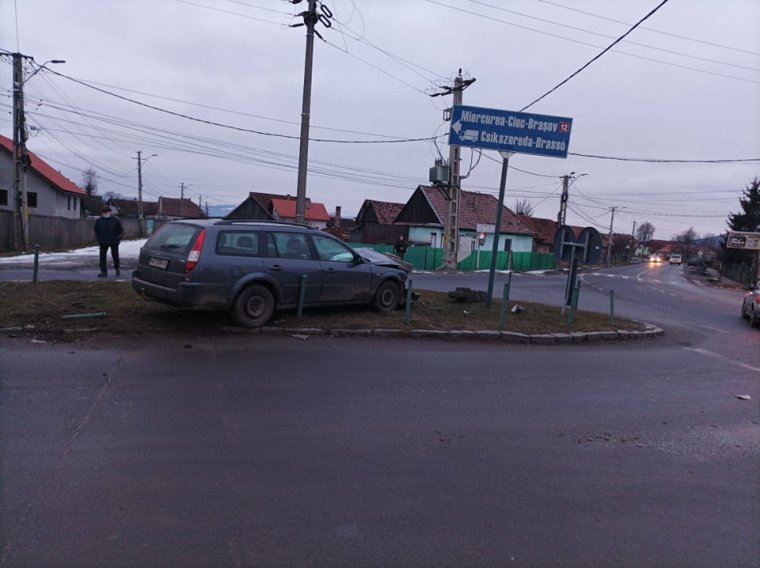 Autó döntötte ki a kőkeresztet