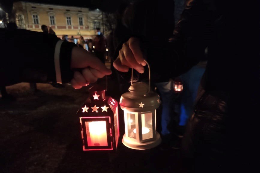 A jelenlévők hazavitték a közös adventi koszorú első gyertyájáról a lángot otthonaikba •  Fotó: Barabás Orsolya