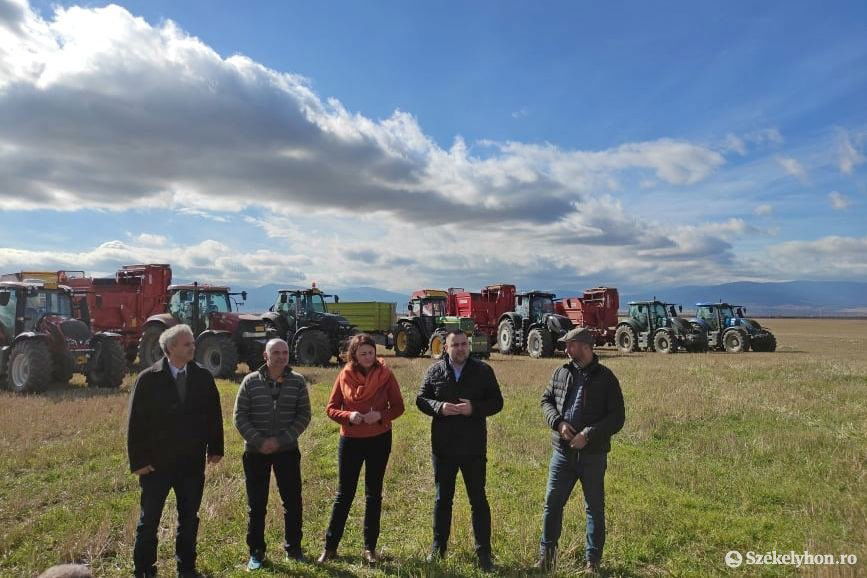 Gáll Árpád, az Aranykalász Társas vezetője, Vakaria Ernő gyergyószárhegyi termelő, Kozma Mónika, a Pro Economica Alapítvány vezetője, Barti Tihamér, a Gyergyó Területi RMDSZ elnöke és Ferencz András, az Agromec Rt. ügyvezetője a mezőgazdasági gépek bemutatóján •  Fotó: Barabás Orsolya