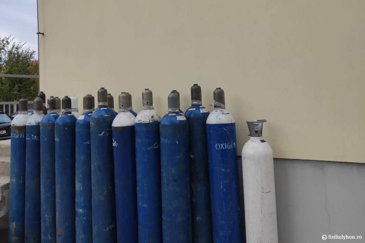 Oxigénpalackok a gyergyószentmiklósi kórház udvarán. Nagyon fontos, hogy legyen elegendő oxigén a betegek ellátásához •  Fotó: Barabás Orsolya