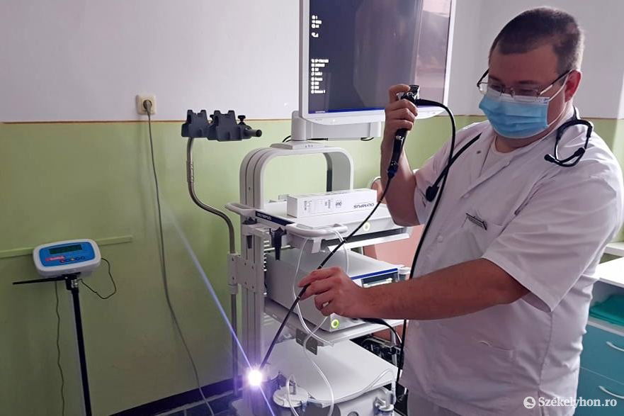 A bronchoszkóp végén található világítás segítségével az orvos a nagyobb légutakon (hörgőkön) keresztül szemügyre veheti a tüdő belsejét &bullet;  Fotó: Gergely Imre