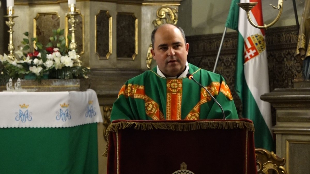 Gál Hunor örmény katolikus plébános ismertette az egyedi keresztúti stációk történetét •  Fotó: Suciu Cristian