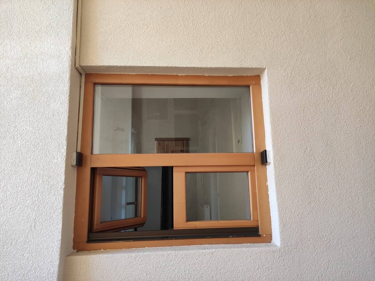 A polgármesteri hivatal főépületében, a nagykapun keresztül jutnak az udvarra az ügyfelek, ahol ezen az ablakon keresztül intézhetik az ügyeiket •  Fotó: Barabás Orsolya