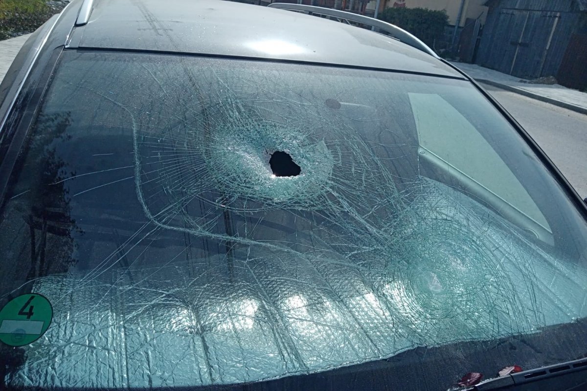 Betört szélvédő. A rendőrség nyomoz az ügyben &bullet;  Fotó: Burján Rajmond