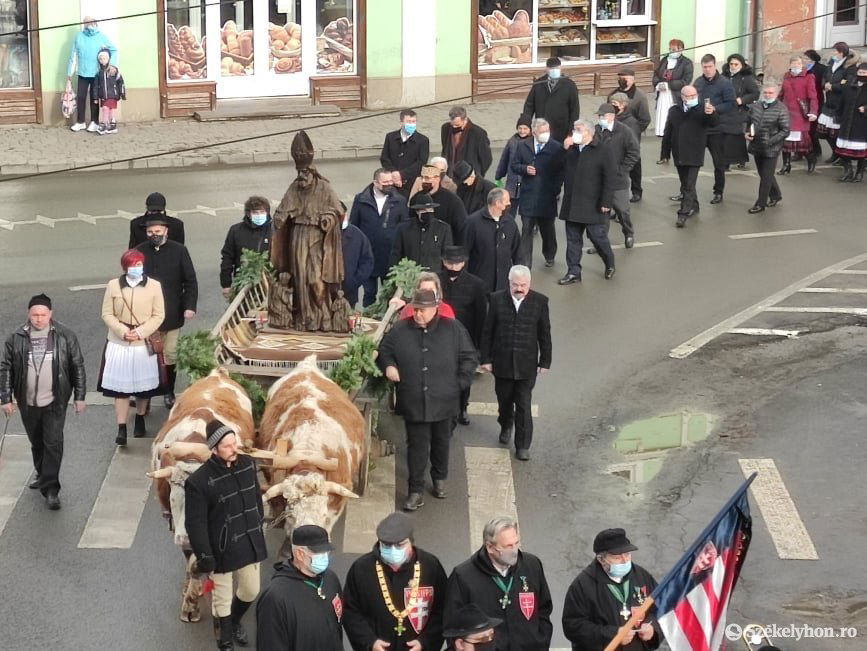 A hagyományoknak megfelelően ökrös szekéren vitték körbe Szent Miklós püspök szobrát •  Fotó: Székelyhon