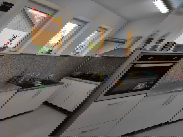 A felújításnak köszönhetően ismét tudnak főzni a gyerekeknek a gyergyószentmiklósi bölcsődében