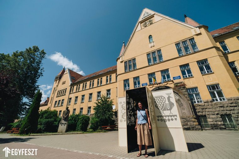 Egyfeszt képzőművészeti udvar: a kincs távolról jobban látszik