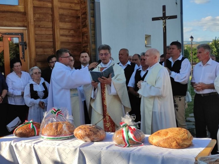 A nemzeti ünnep mellett a Szent István-templom tizenhárom évvel ezelőtti felszentelésre emlékeztek