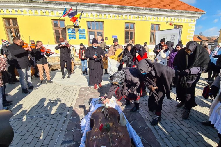 Önismeret a nevetés kultúráján keresztül – a legkülönbözőbb hagyományok kelnek életre a Hargita megyei farsangbúcsúztatón