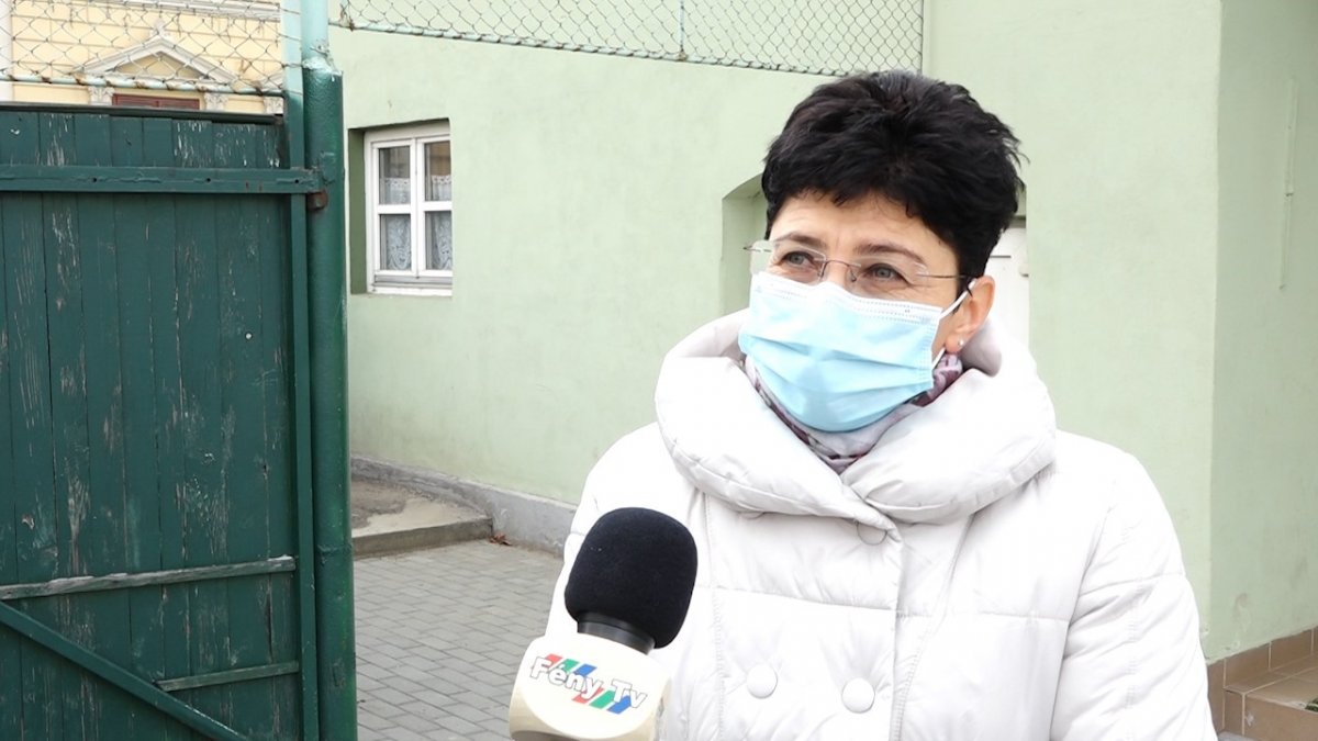 Bernád Ildikó, a Vaskertes Általános Iskola igazgatója bízik abban, hogy mihamarabb minden diák visszatérhet az iskolába •  Fotó: Barabás Orsolya