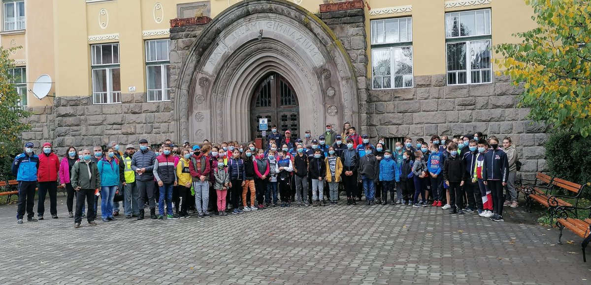 A Salamon Ernő Gimnázium előtti térről indultak az önkéntesek a gyergyószentmiklósi szemétszedési akcióra &bullet;  Fotó: Gyergyószentmiklós önkormányzata