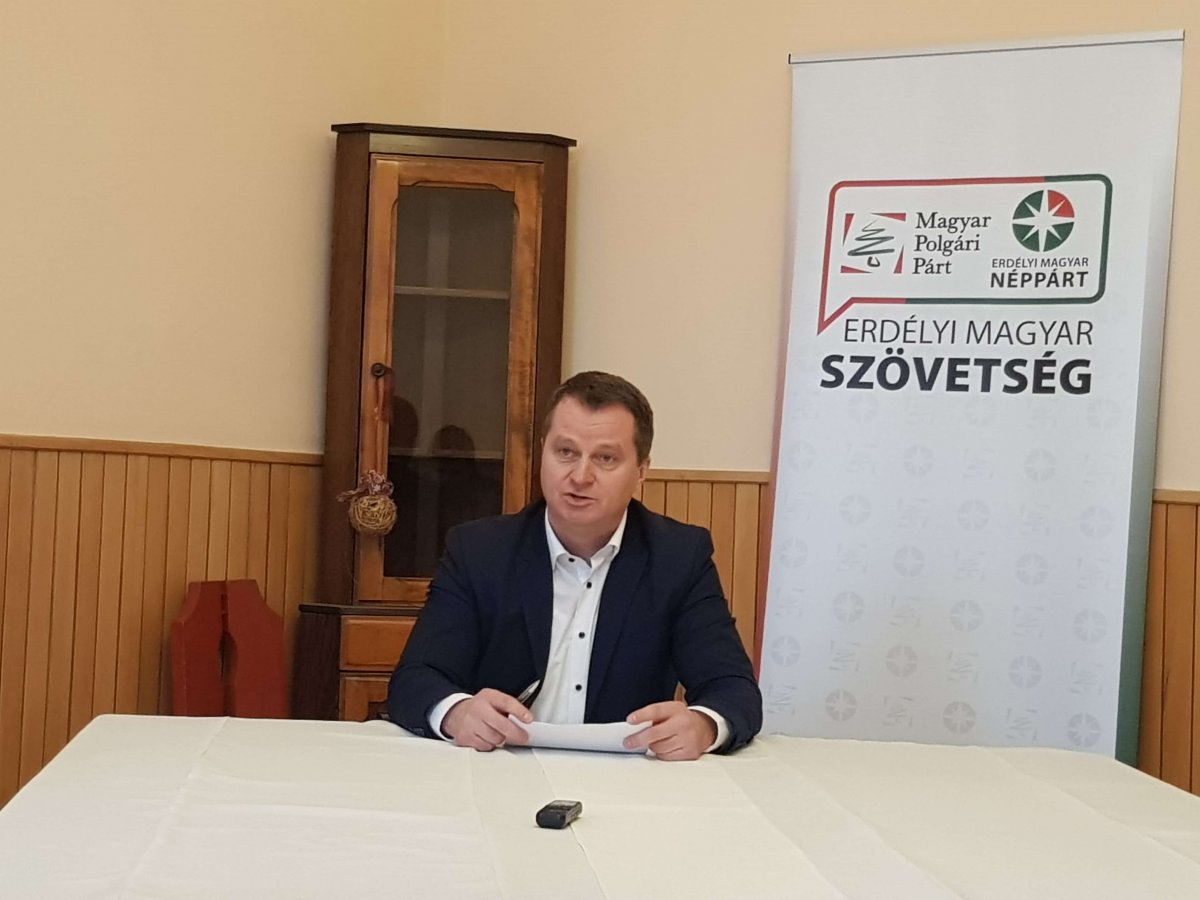 Mezei János. Arra kéri az önkormányzati vezetőket, hogy új helyre tűzzék ki a levont zászlókat •  Fotó: Gergely Imre