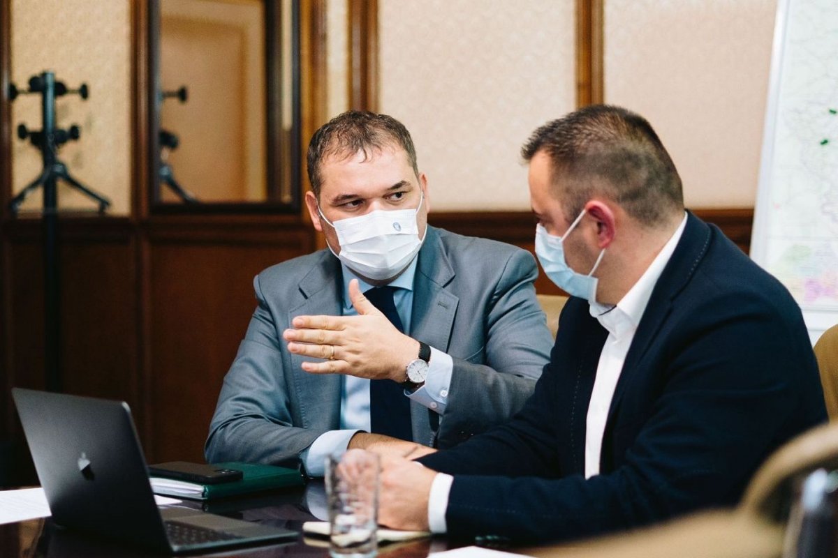 Cseke Attila és Barti Tihamér tájékoztatták az önkormányzati vezetőket a program tudnivalóiról •  Fotó: Keresztes Zoltán