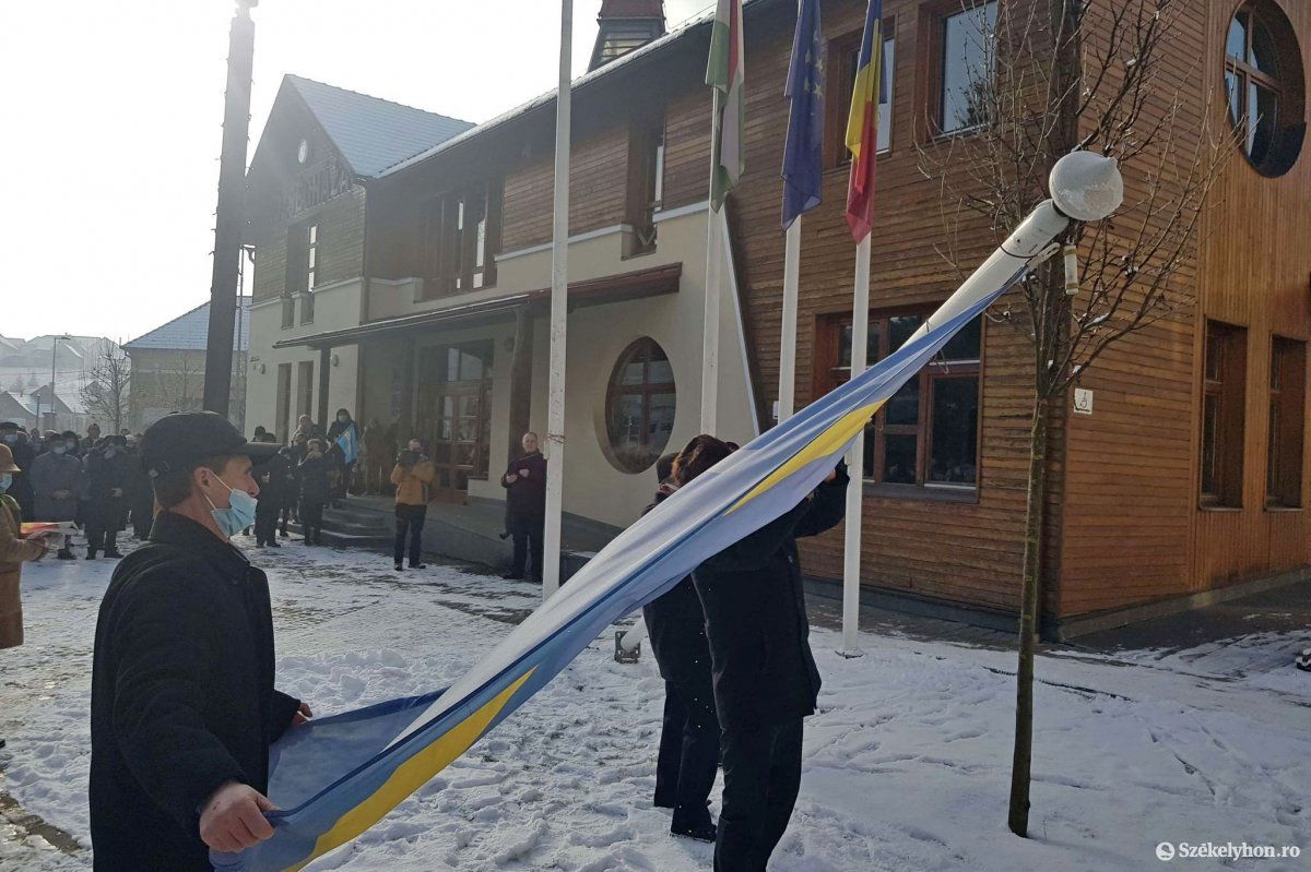 A magyar, székely és a községi zászlót jogerős bírósági ítélet miatt kellett levenni •  Fotó: Gergely Imre