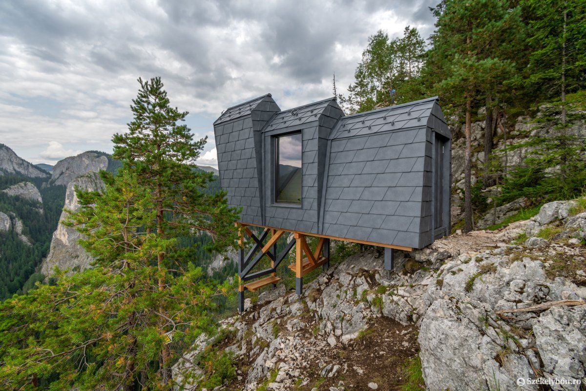 A Békás-szorosnál a sziklaszirt tetejére kihelyezett panorámakabin &bullet;  Fotó: Pinti Attila