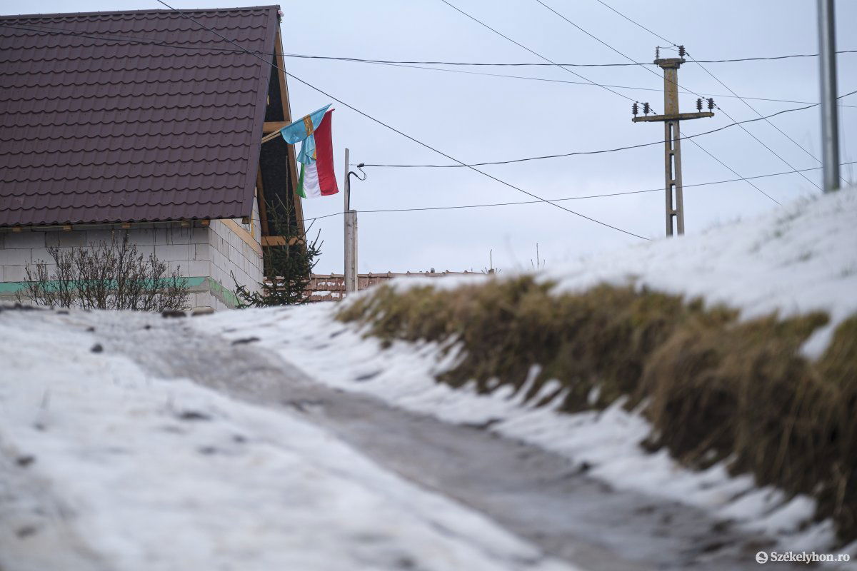 Egy lépéssel közelebb ahhoz, hogy Gyergyóremetén minden utcára aszfaltburkolat kerüljön. Archív •  Fotó: Veres Nándor