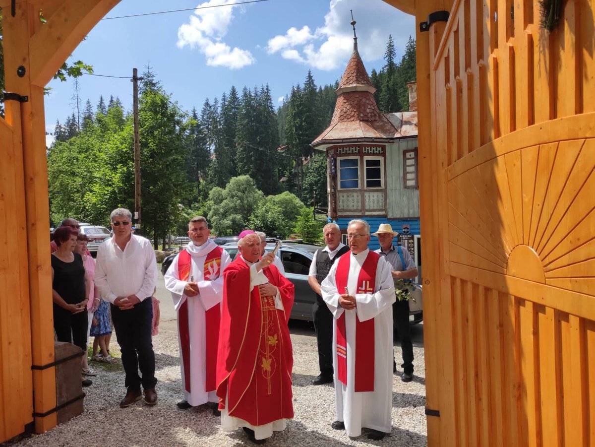Impozáns székely kapu fogadja az idelátogatókat •  Fotó: Barabás Orsolya