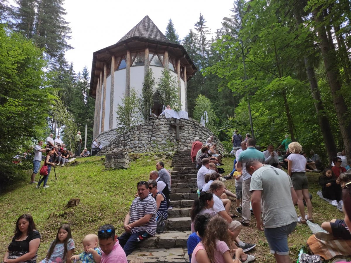 Idén is megtelt a Szent Kristóf-kápolna udvara a hívekkel •  Fotó: Barabás Orsolya