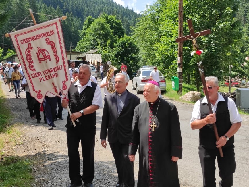 A Szent István-plébánia keresztaljával érkezett Tamás József nyugalmazott segédpüspök •  Fotó: Barabás Orsolya