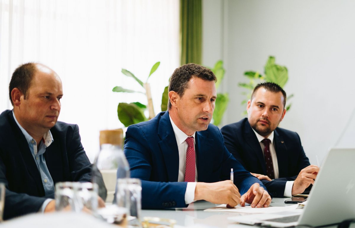 Szép Róbert, Tánczos Barna, Barti Tihamér. A felmerülő kérdéseket tisztázták a medvehelyzetben történő beavatkozás kapcsán •  Fotó: Keresztes Zoltán