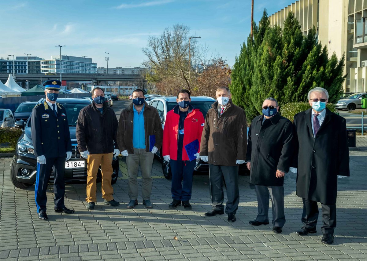 Az autókat Budapesten vehették át a székelyföldi polgárőrségek  •  Fotó: OPSZ.hu