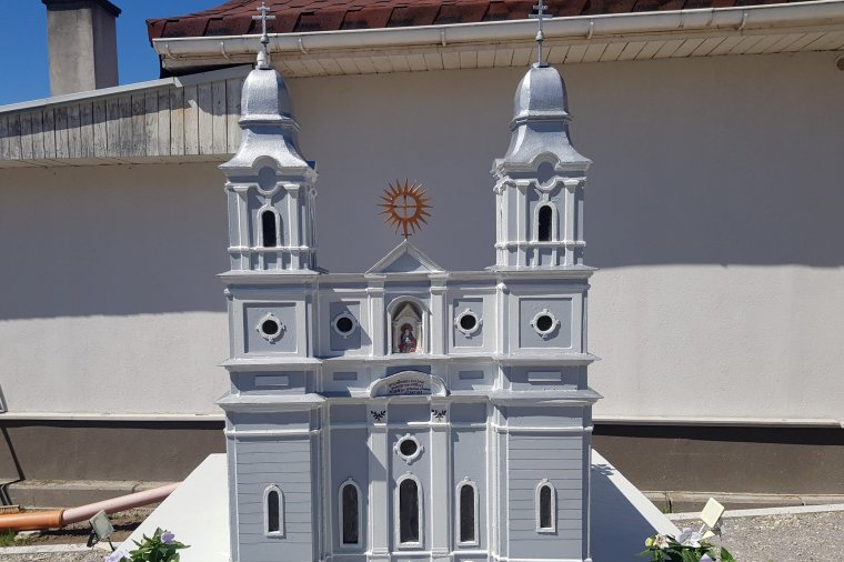 Az Országház makettje után elkészült a csíksomlyói kegytemplom kicsinyített mása is