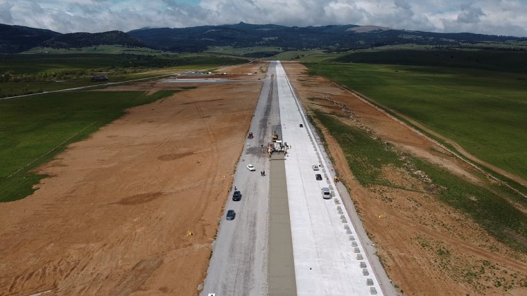 Félig elkészült már a gyergyóremetei reptér kifutópályája