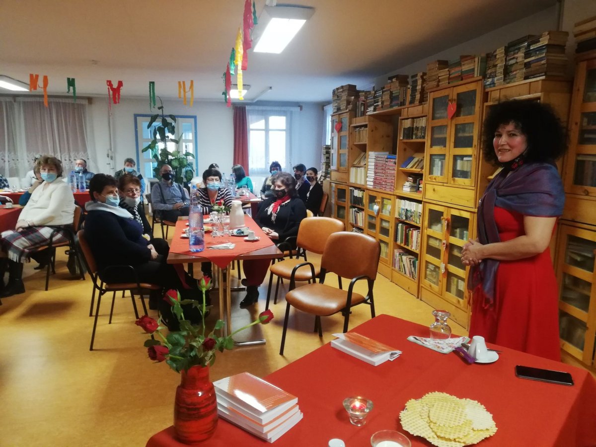 Előtérben Kiss Gabriella, az Alzheimer Café megálmodója •  Fotó: Barabás Orsolya