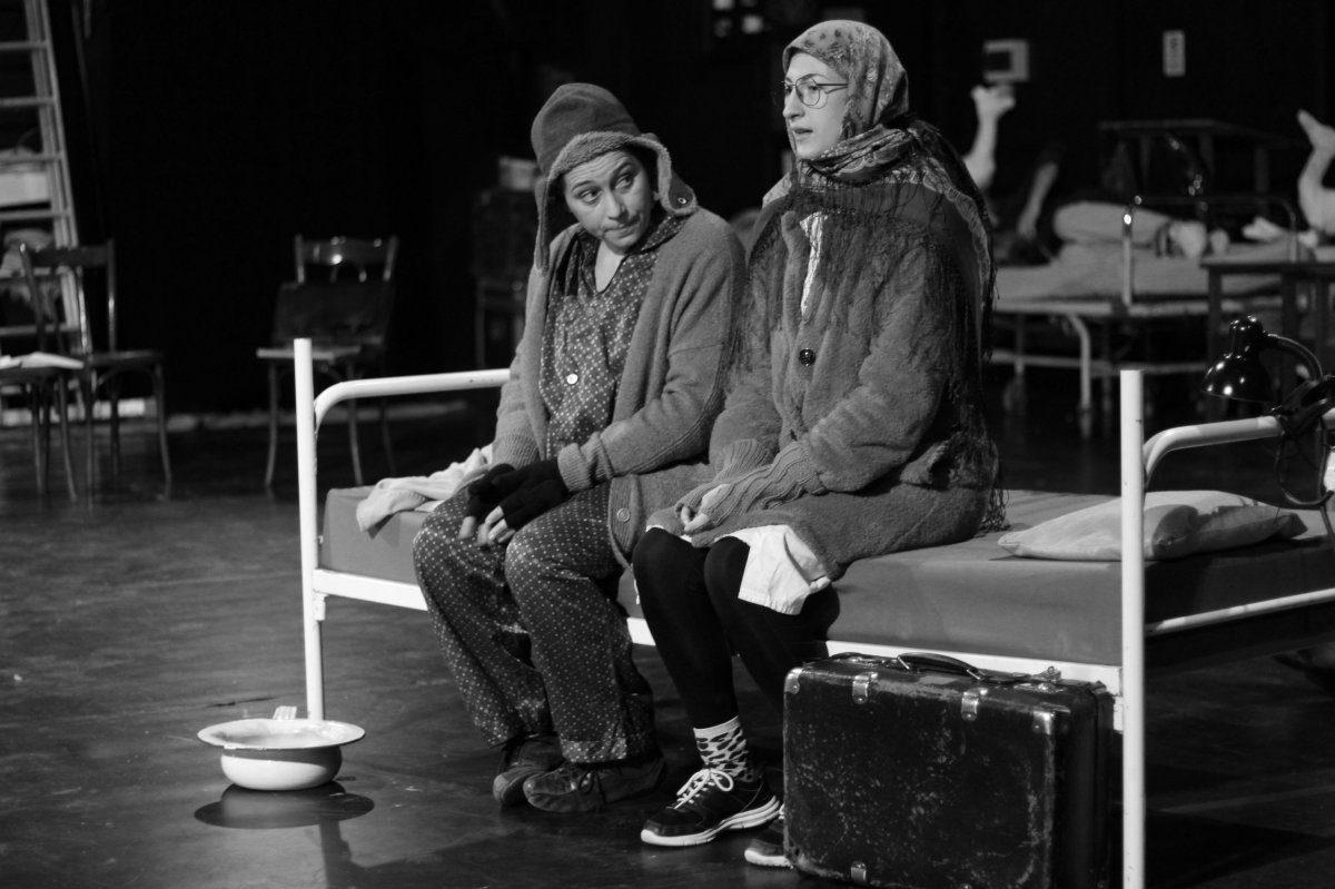 Jelenet az előadásból •  Fotó: Kozma Péter, Figura Stúdió Színház