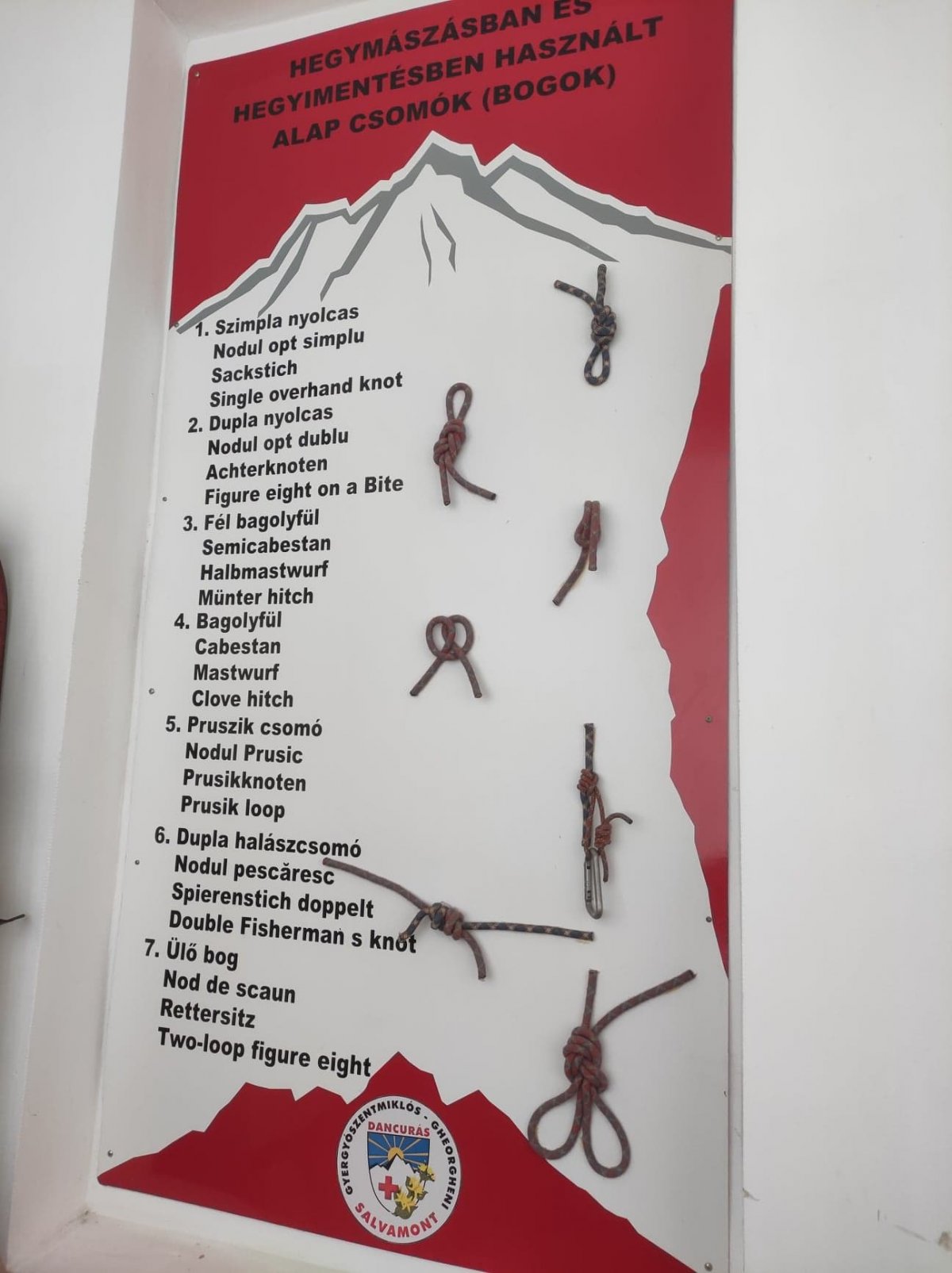 Az érdeklődők megismerkedhettek a hegymászásban és hegyimentésben használt alap csomókkal is &bullet;  Fotó: Barabás Orsolya
