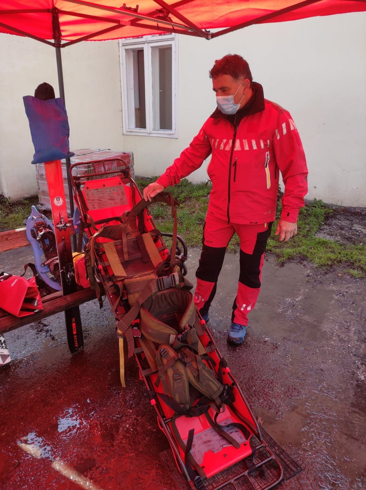 A felszerelés is fontos része a hegyimentésnek. Bögözi Gábor bemutatta a könnyen kezelhető, modern hordágyat. &bullet;  Fotó: Barabás Orsolya