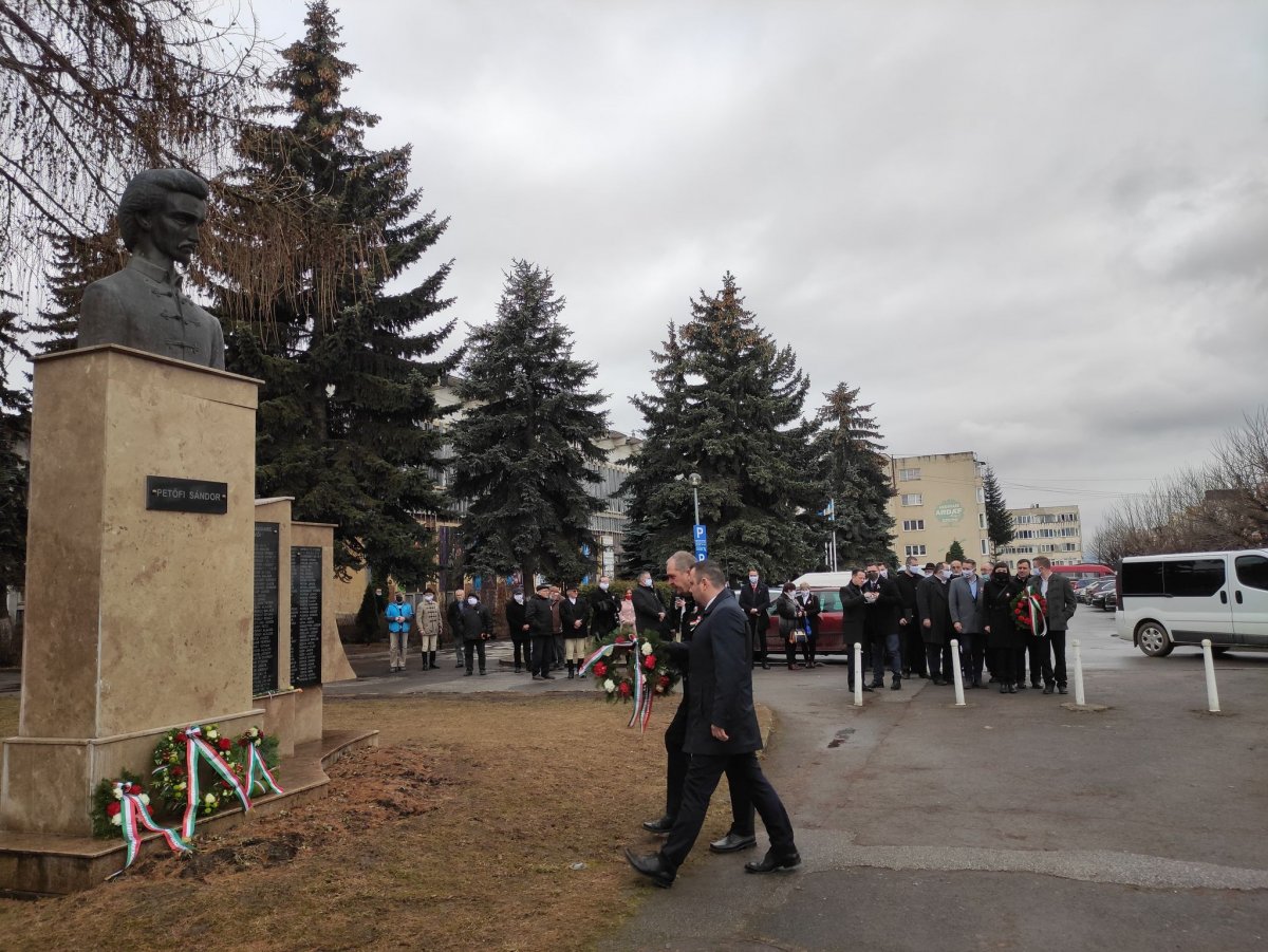 Bende Sándor parlamenti képviselő és Barti Tihamér, Hargita Megye Tanácsának alelnöke koszorúz •  Fotó: Keresztes Zoltán