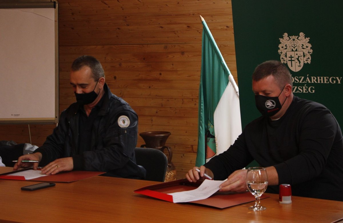 Együtt terveznek a gyergyószárhegyi és gyergyóalfalvi polgárőrök &bullet;  Fotó: Gyergyószárhegy Önkormányzata