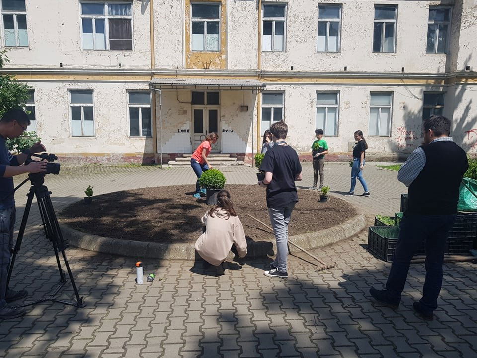 A régi kórháznál iskolásokat is bevontak az ágyás beültetésébe &bullet;  Fotó: Gergely Imre