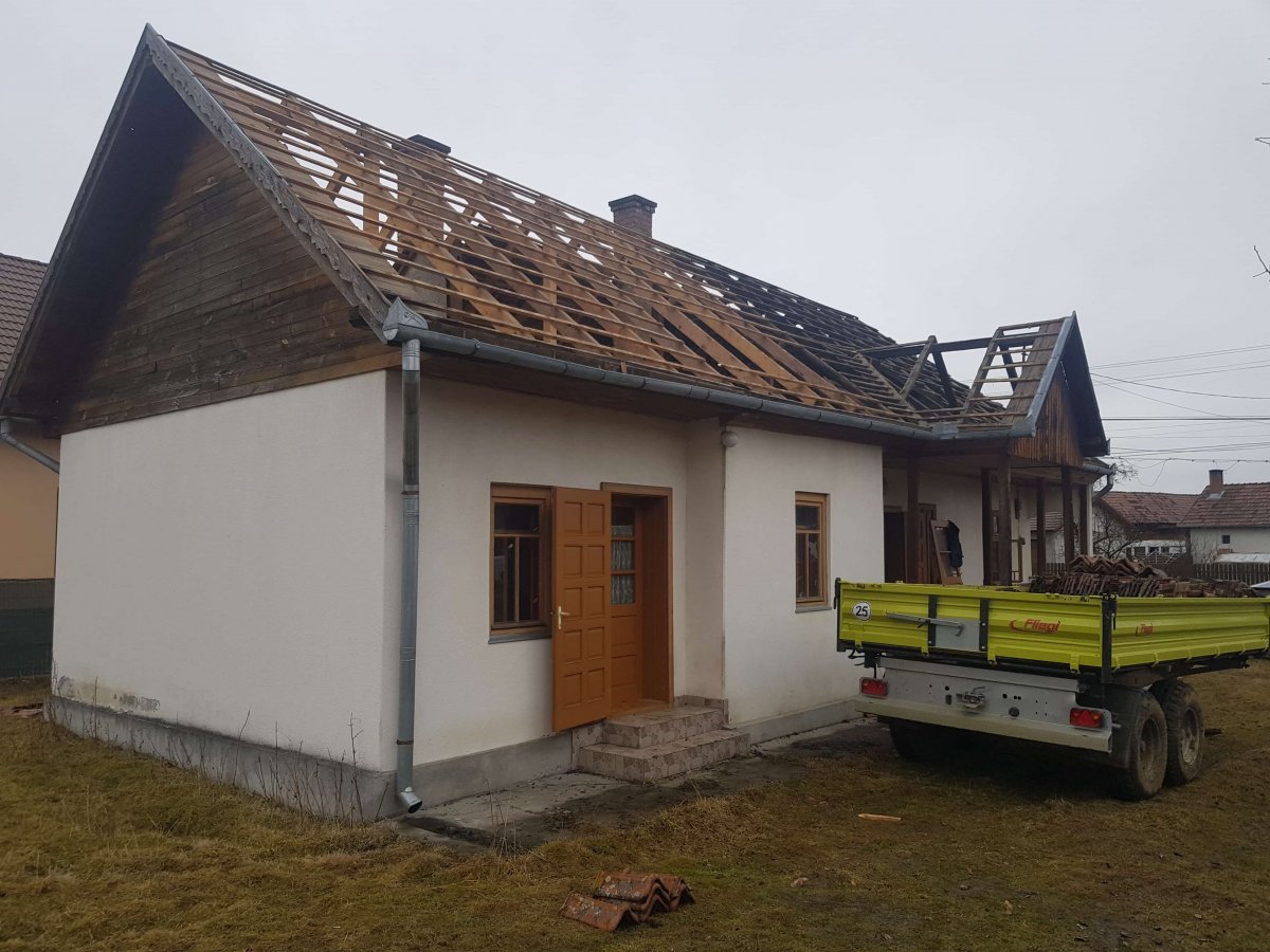 Bontás alatt a lakóház, hamarosan tájház létesül benne &bullet;  Fotó: Gergely Imre