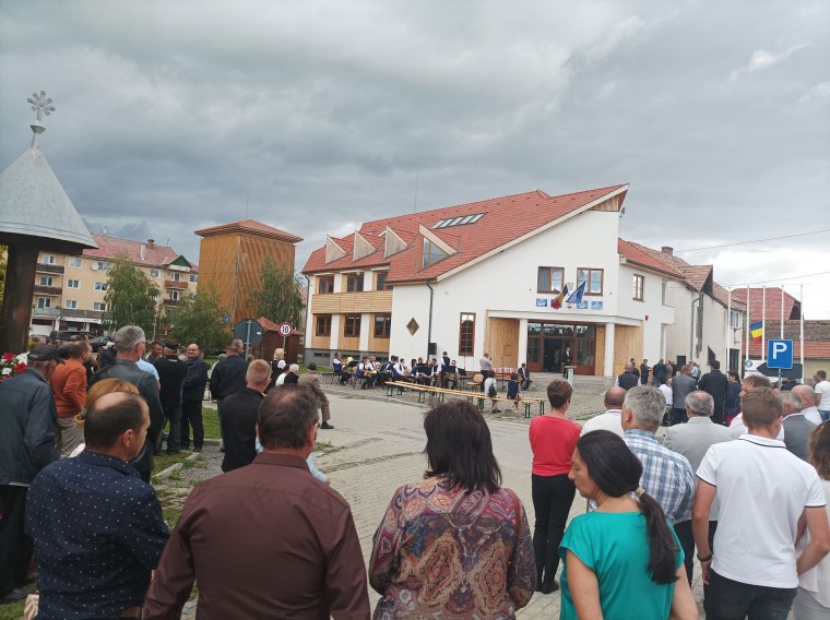 Átadták a teljesen felújított a gyergyócsomafalvi községháza épületét