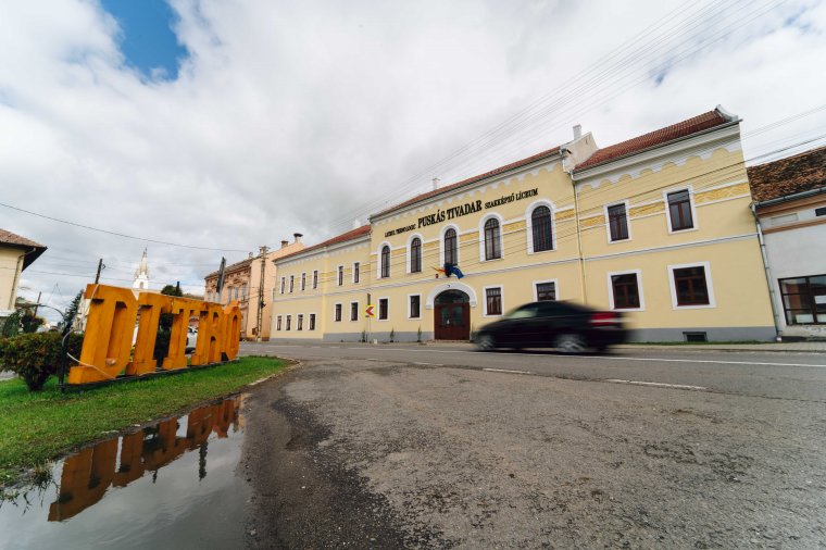 Igazi dísze a községnek – felavatták a gyergyóditrói középiskolát
