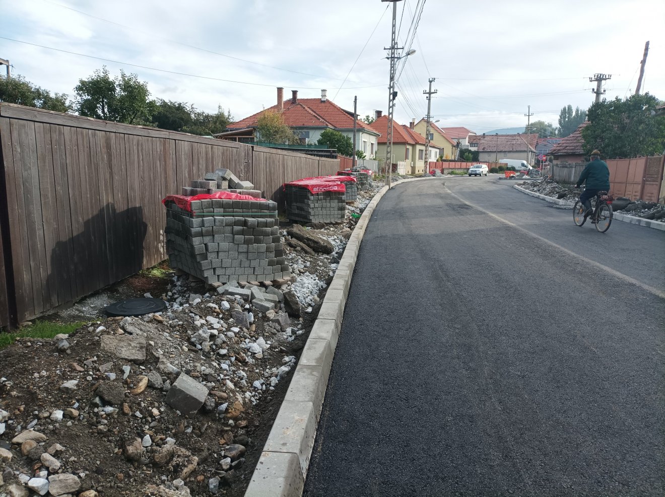 Az aszfaltozást idén be kell fejezni az útszakaszon •  Fotó: Gergely Imre