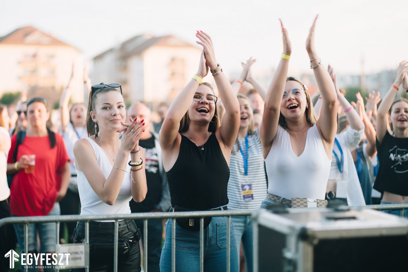 A jó hangulat garantált az Egyfeszten. Ahogy a fesztivál himnuszában is hallható: Ne ülj otthon! •  Fotó: Egyfeszt