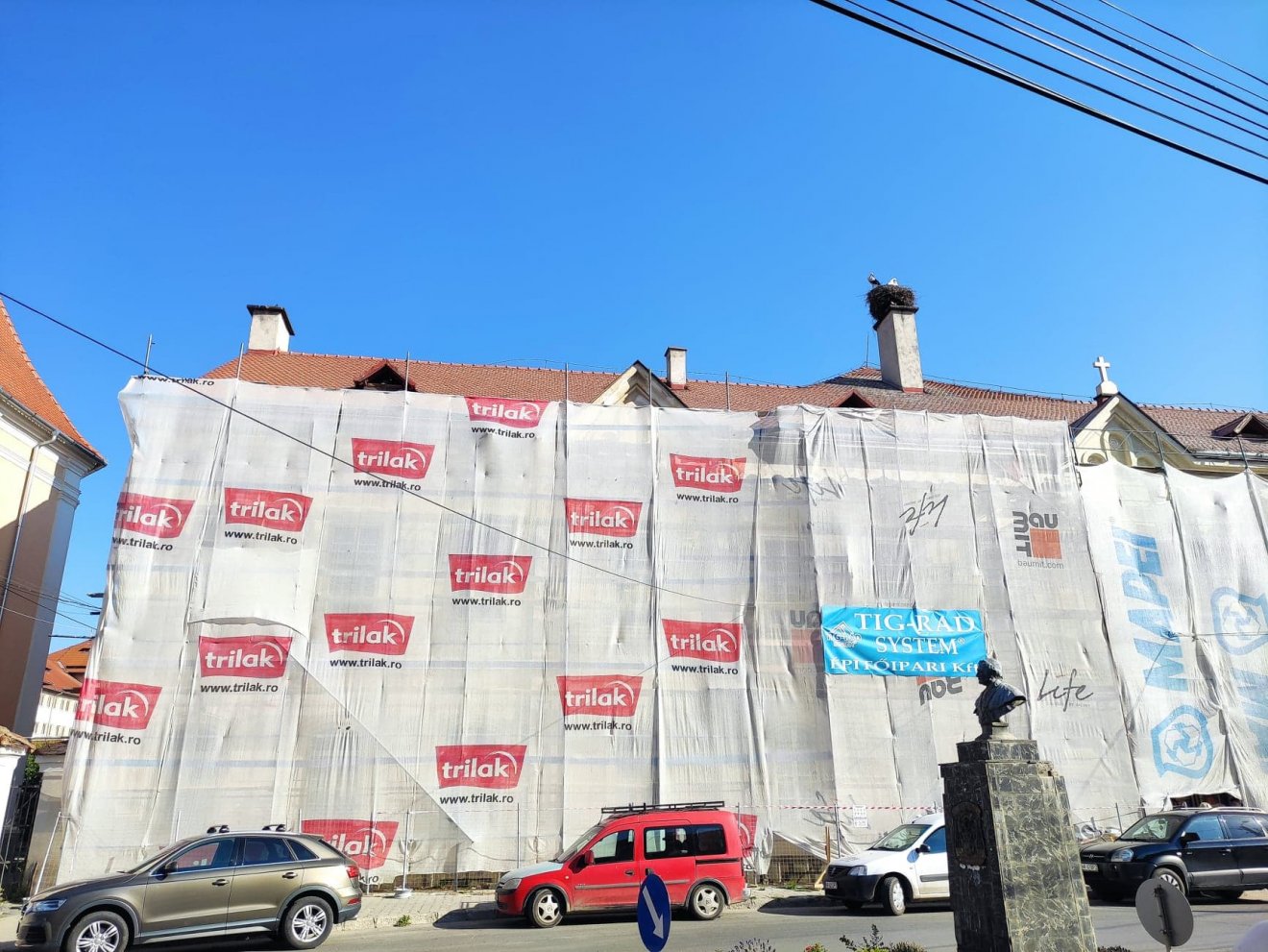 Május végétől dolgoznak az épület homlokzatának felújításán •  Fotó: Barabás Orsolya