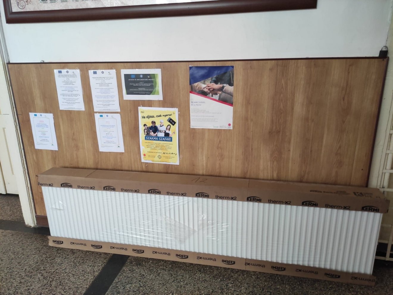 Megújul az iskola fűtéshálózata, az új fűtőtestek már megérkeztek. •  Fotó: Barabás Orsolya
