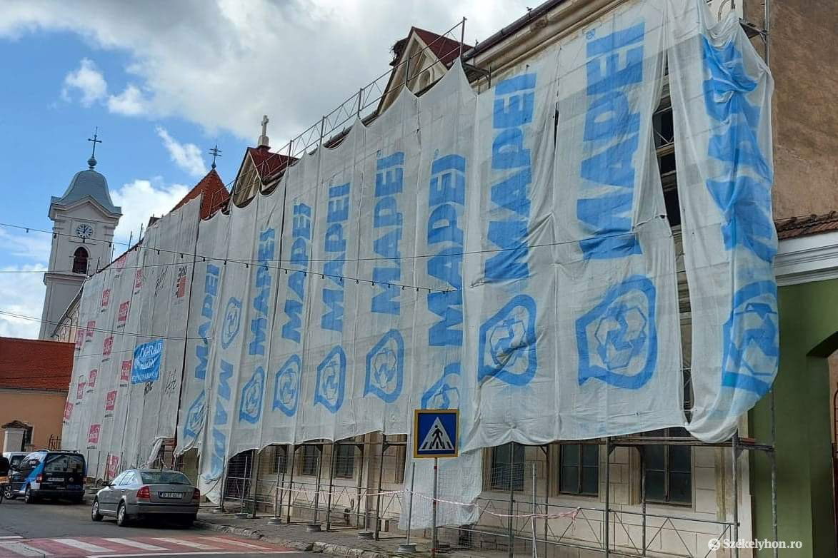 A Fogarasy Mihály-iskolánál abban bíznak, hogy szeptemberig befejeződnek a munkálatok •  Fotó: Gergely Imre