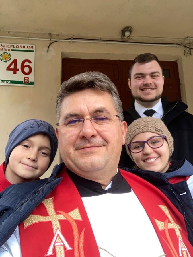 Keresztes Zoltán, a 
Szent István templom 
plébánosa szerint 
vidékünkön nem fog 
megszűnni a házszentelés hagyománya •  Fotó: Gyergyószentmiklósi Örmény Plébánia/Szent István Plébánia