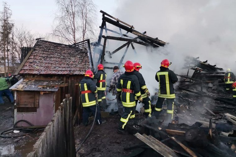 Lángra kapott egy melléképület Gyergyóalfaluban, szándékos gyújtogatást sejtenek