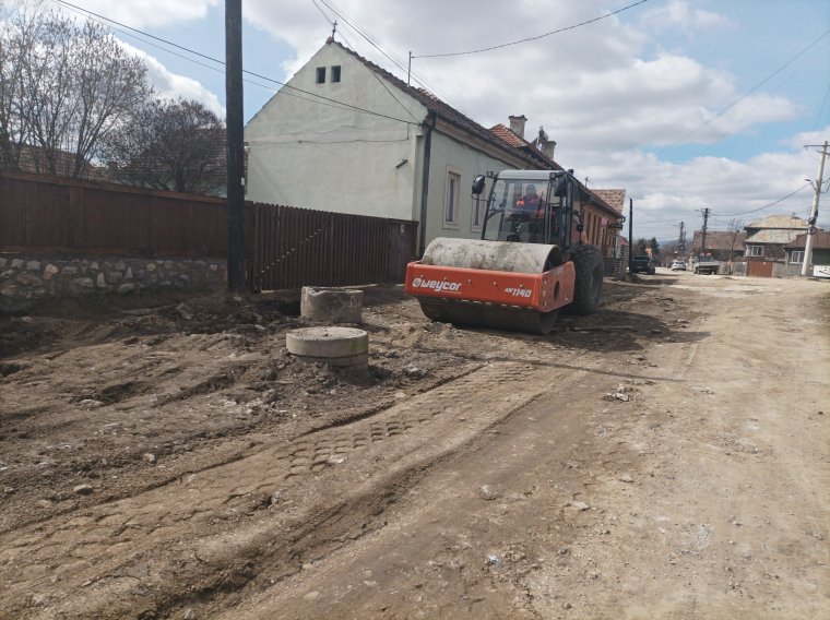 Kifutottak az eredeti határidőből, de a végéhez közeledik a gyergyószentmiklósi kerülőút felújítása