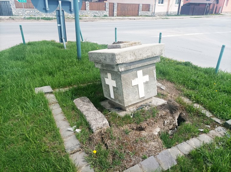 Négy hónap alatt sem sikerült visszaállítani a kidöntött kőkeresztet