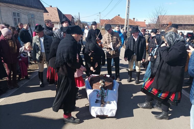 A világ történéseire reflektálva temették el a bőgőt Szárhegyen