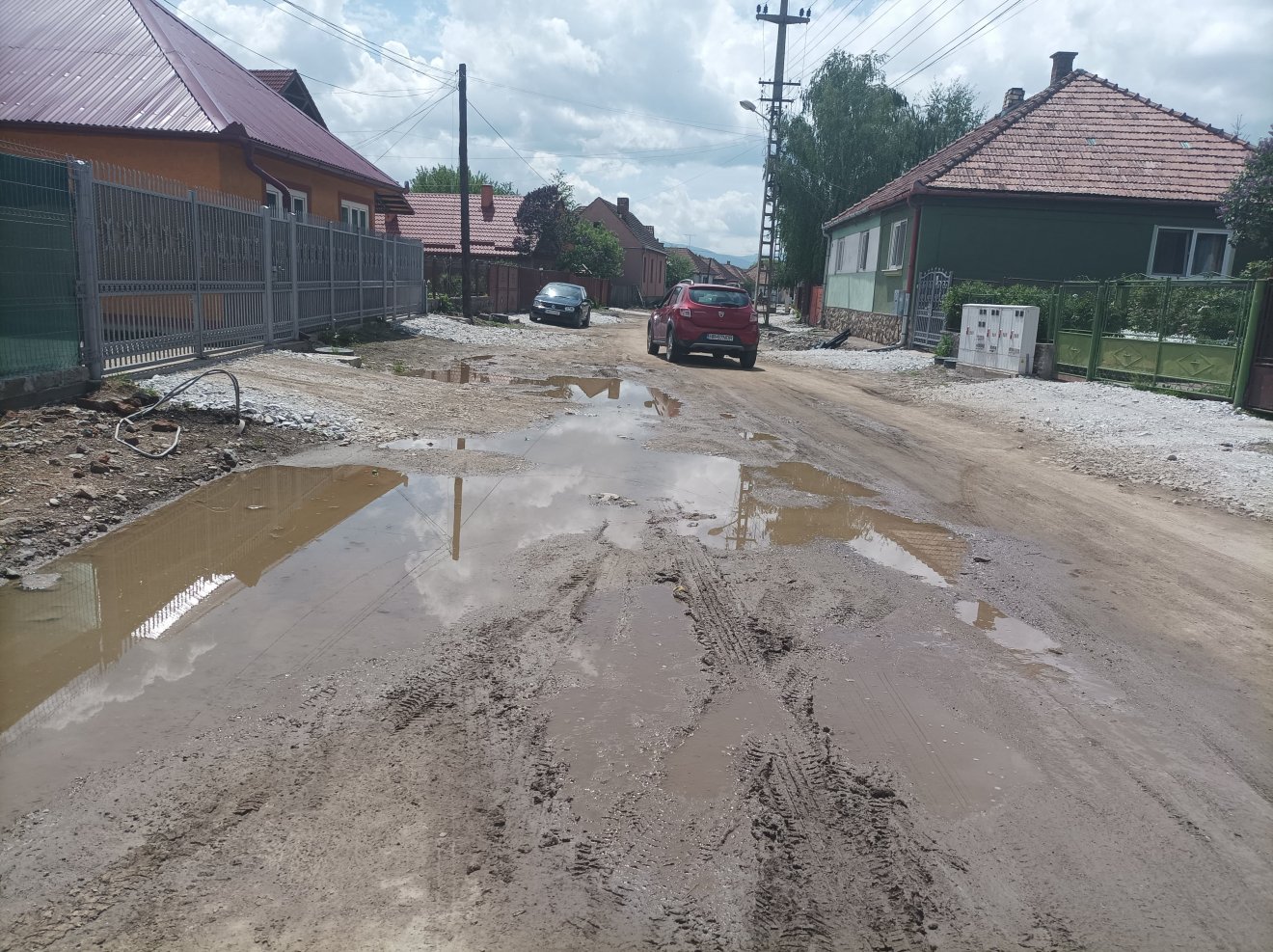 Felújítás közben. Így néz ki most a gyergyószentmiklósi Békény utca •  Fotó: Gergely Imre