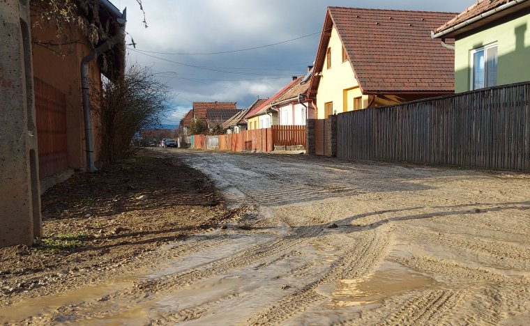 Négy gyergyószentmiklósi utca lakóinak lett elegük a folyamatos sártengerből